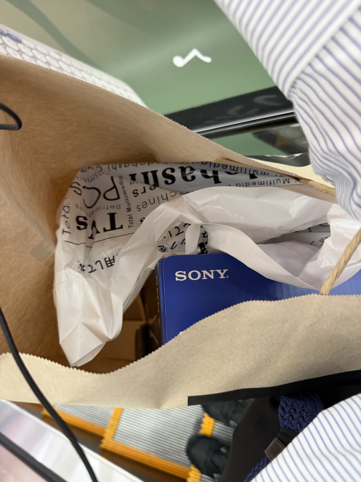 紙袋の中に入ったPS5の箱。SONYのロゴが見える