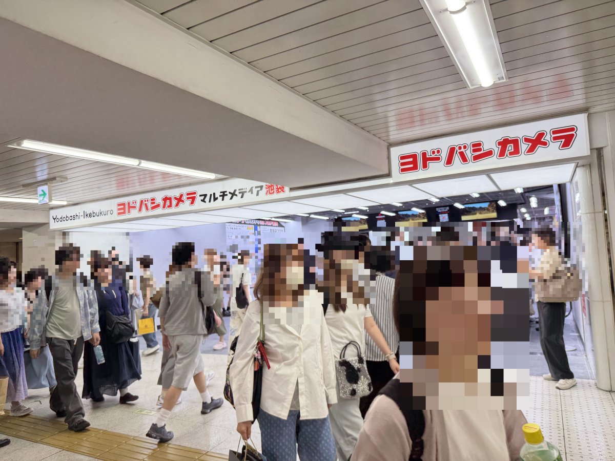ヨドバシカメラ マルチメディア池袋の入口。人通りが多い